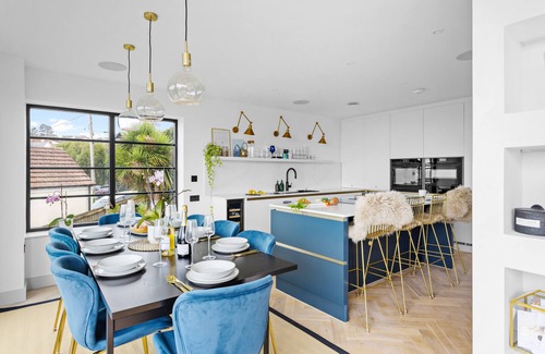 Teignmouth House | Luxury & comfort with sea views, Cinema room & gym