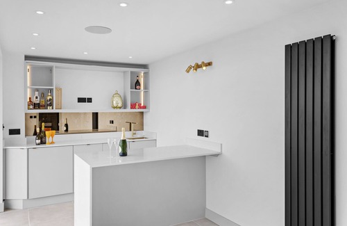 Teignmouth House | Luxury & comfort with sea views, Cinema room & gym