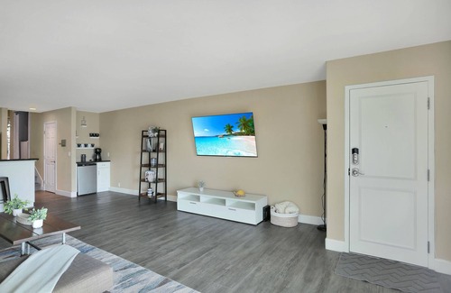 Morena Condo | Luxury Condo | 2BR | Balcony | Washer/Dryer | Pets