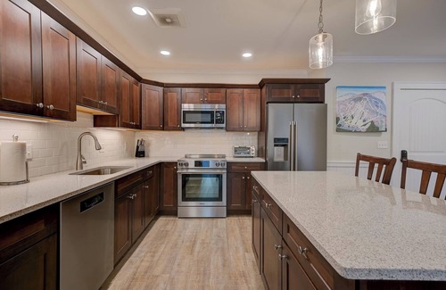 North Conway Condo | Luxury Condo at Cranmore Mountain in North Conway! Heated Pool & Hot Tub!