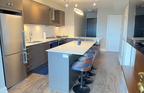 Eau Claire Apartment | Luxury Condo- Downtown, 5 min walk to LRT & Prince’s Island park