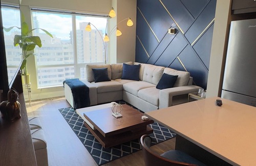 Eau Claire Apartment | Luxury Condo- Downtown, 5 min walk to LRT & Prince’s Island park