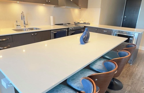 Eau Claire Apartment | Luxury Condo- Downtown, 5 min walk to LRT & Prince’s Island park