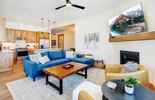 Fraser House | Luxury Condo E201 I Private Hot Tub I Great Views I Best Price I Discounted Attractions