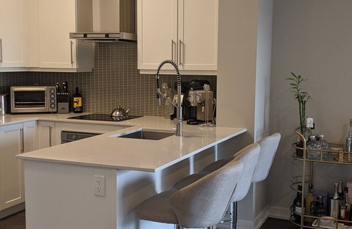 Burlington Condo | Luxury Condo- GO station, GYM, Pool, BBQs