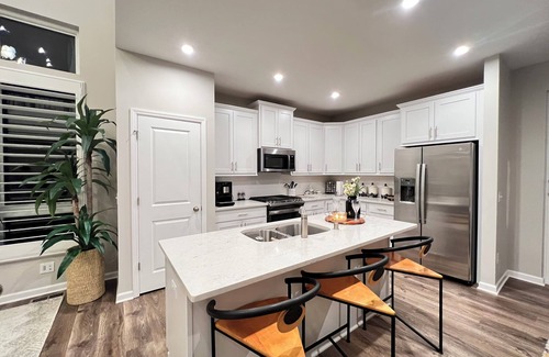 Cottage Grove House | Luxury condo in welcoming safe and warm neighborhood in Woodbury/Cottage Grove.