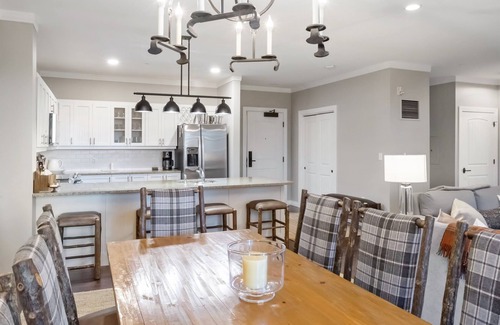 Stratton Mountain Condo | Luxury Condo @ Mt Base 3BR 2BA Heated Pool Hot Tub