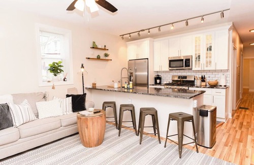 North Oakland Apartment | Luxury Condo Near Shady side Hospital | King Bed