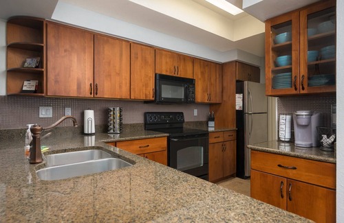 Highland Lake Estates Condo | Luxury Condo on Lake Travis with Scenic Views, 3 Pools, Hot Tub, Gym, Tennis, Sauna, Pickleball