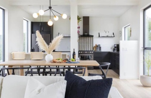 Larkfield-Wikiup House | Luxury Container Home w 360 Views + Infinity Pooln