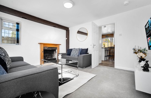 Kidderminster Cottage | Luxury & Cosy Cottage with Hot Tub & Massage beds!