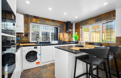 Kidderminster Cottage | Luxury & Cosy Cottage with Hot Tub & Massage beds!