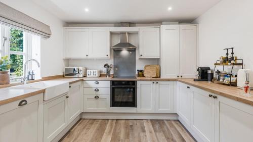 Lechlade House | Luxury Cotswolds 2-bedroom cottage with garden