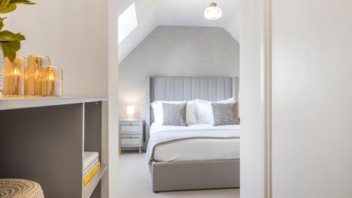 Lechlade House | Luxury Cotswolds 2-bedroom cottage with garden