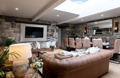 Galway City Centre House | Luxury Cottage - City Center - Large Garden with Hot Tub -7 Bedrooms-4 Bathrooms