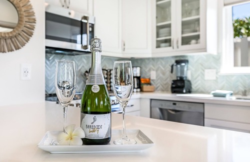 Kihei Cottage | Luxury cottage, private, saltwater spa🌺walk to beach, dining,shops