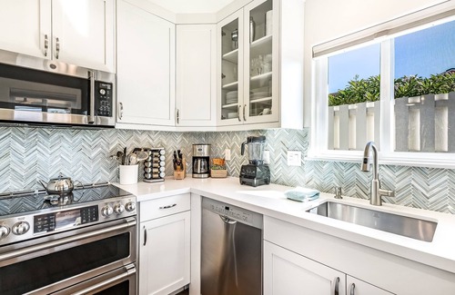 Kihei Cottage | Luxury cottage, private, saltwater spa🌺walk to beach, dining,shops