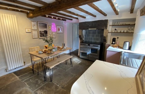 Calver Cottage | Luxury Cottage w/hot tub in the Peak District
