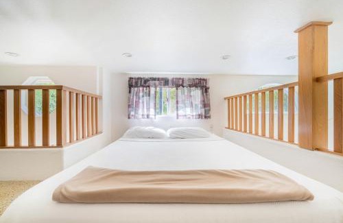Big Bar House | Luxury Cottage with Furnished Deck in Trinity, California