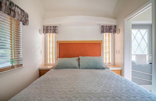 Big Bar House | Luxury Cottage with Furnished Deck in Trinity, California