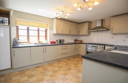 Craven Arms Cottage | Luxury cottage with pool & Tennis, No Deposit