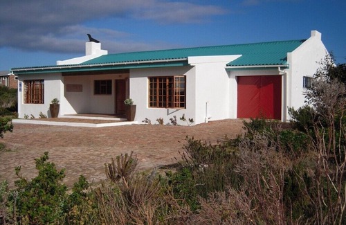 Betty's Bay Cottage | Luxury cottage with beautiful views of a lake in a nature reserve near the sea