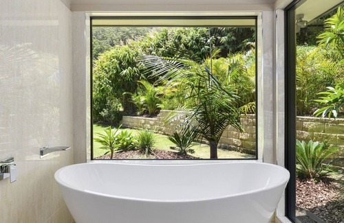 Korora House | Luxury Country Home, 5 mins to the beach, less than10 mins to restaurants / bars