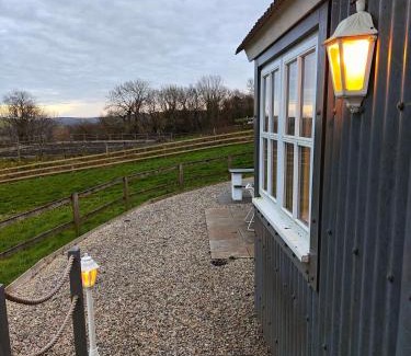 St. Mawgan Apartment | Luxury Countryside Shepherds Hut with Hot Tub
