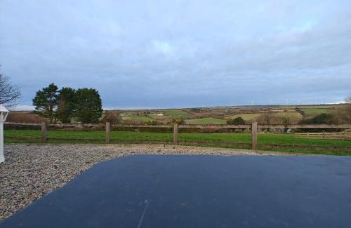 St. Mawgan Apartment | Luxury Countryside Shepherds Hut with Hot Tub