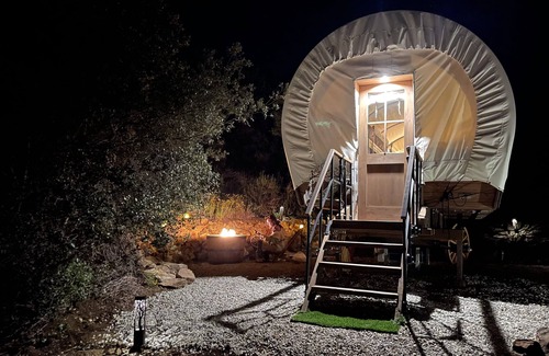 Thousand Oaks House | Luxury Covered Wagon in Santa Monica Mountains close to Malibu w/King Bed