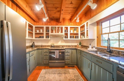 Faber House | Luxury, Curated Lakefront Cabin with New Hot Tub. Near Breweries and Vineyards!