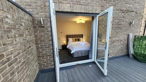 Trafford Villa | Luxury Deluxe Favoured Home - 4 bedroom - 9 Guests - Contractors Welcome