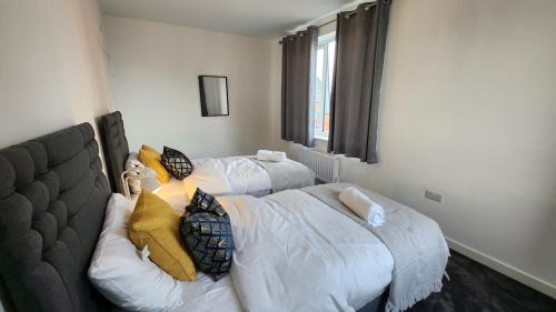 Trafford Villa | Luxury Deluxe Favoured Home - 4 bedroom - 9 Guests - Contractors Welcome