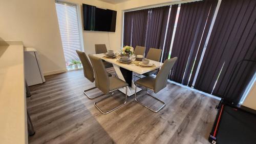 Trafford Villa | Luxury Deluxe Favoured Home - 4 bedroom - 9 Guests - Contractors Welcome