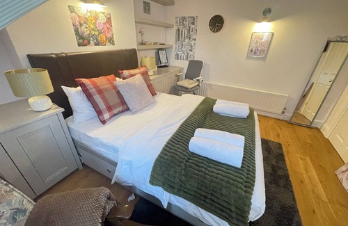 Berrylands House | Luxury Deluxe Rooms in Surbiton, an Easy Access to central London