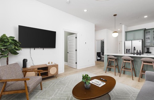 Cleveland Park Apartment | Luxury Design, Close to Broadway - 4 Beds, 2 Bedrm