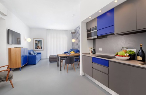 Sorrento City Centre Apartment | Luxury Design Home & Jacuzzi in Heart of Sorrento