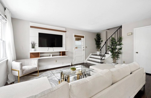 White Plains House | Luxury Designer Home near NYC + Free Parking!