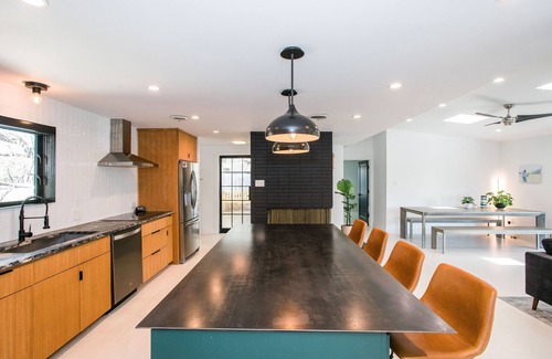 Lakeway House | Luxury Designer Home Close to Marina