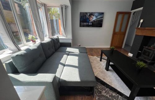 Sheldon House | Luxury Detached holiday home Near BHX, JLR, NEC
