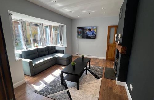 Sheldon House | Luxury Detached holiday home Near BHX, JLR, NEC