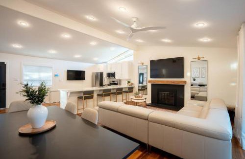 Southwest Anaheim Apartment | Luxury Disneyland Home: Family & Exec Friendly