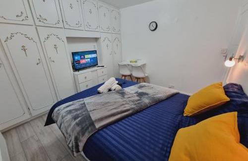 Harehills House | Luxury double bed with Private Bathroom, NETFLIX, work space and WiFi