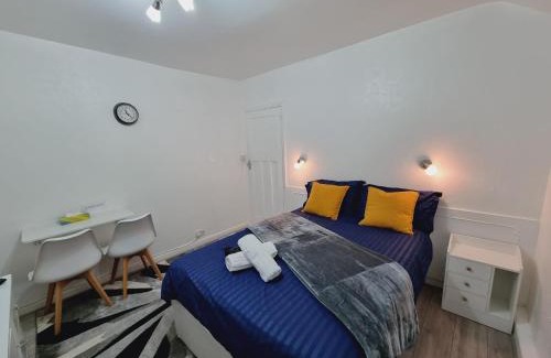 Harehills House | Luxury double bed with Private Bathroom, NETFLIX, work space and WiFi