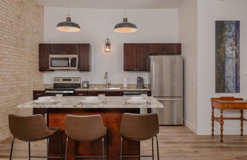Neenah Apartment | Luxury Downtown Flat