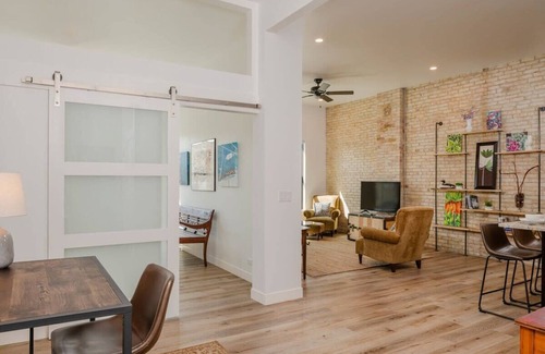 Neenah Apartment | Luxury Downtown Flat