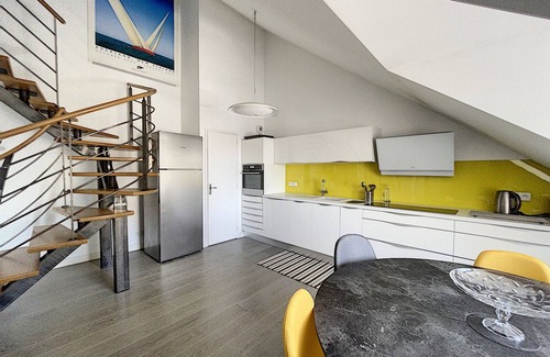 Granville Apartment | Luxury duplex downtown with parking, close to port and beach