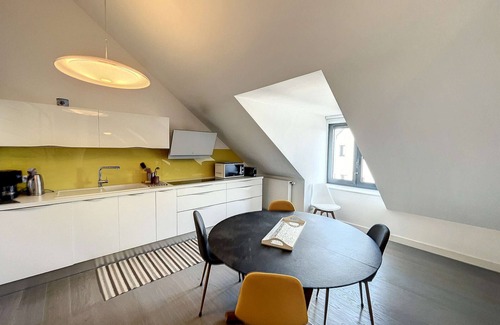 Granville Apartment | Luxury duplex downtown with parking, close to port and beach