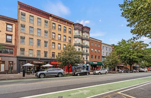 The Heights Apartment | Luxury Duplex in Hoboken 15Min to NYC, Fire Pit