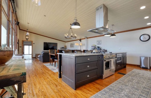 Hot Springs House | Luxury Earth Home w/Chef's Kitchen